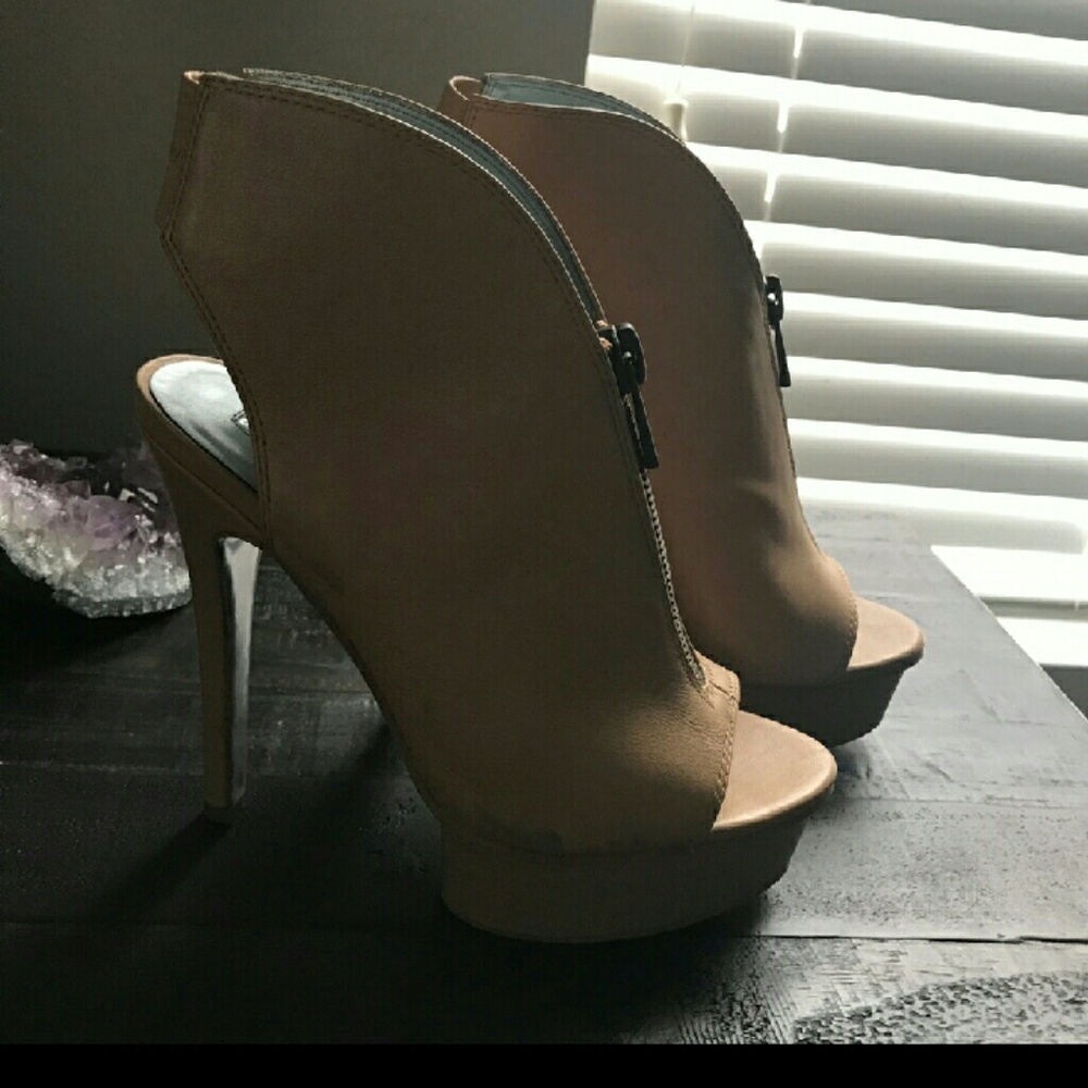 H by Halston amazing tan heels !